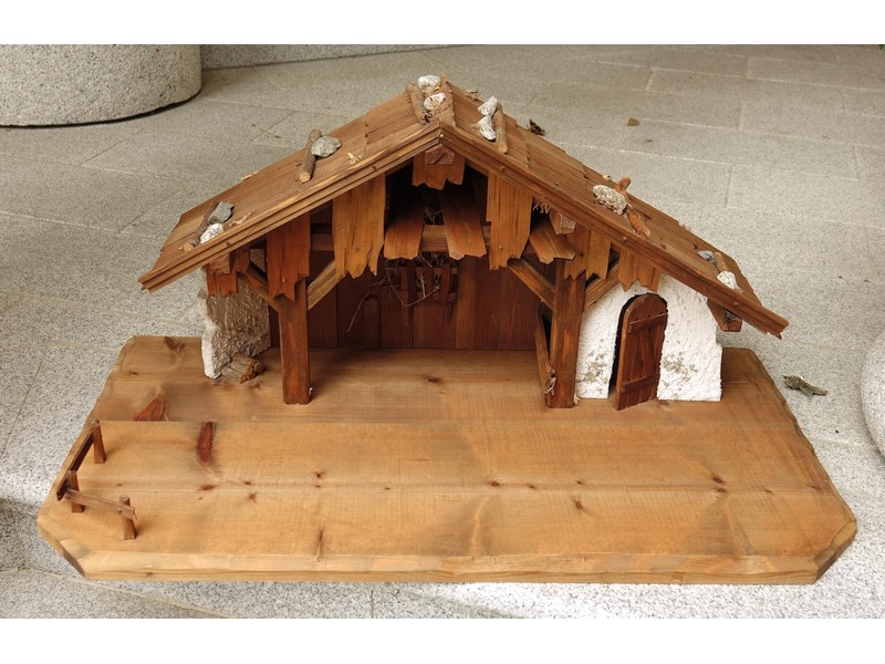 Krippenstall/Scheune mit Mauer gebeizt 85x45x39 cm Krippenstall/Scheune mit Mauer gebeizt 85x45x39 cm