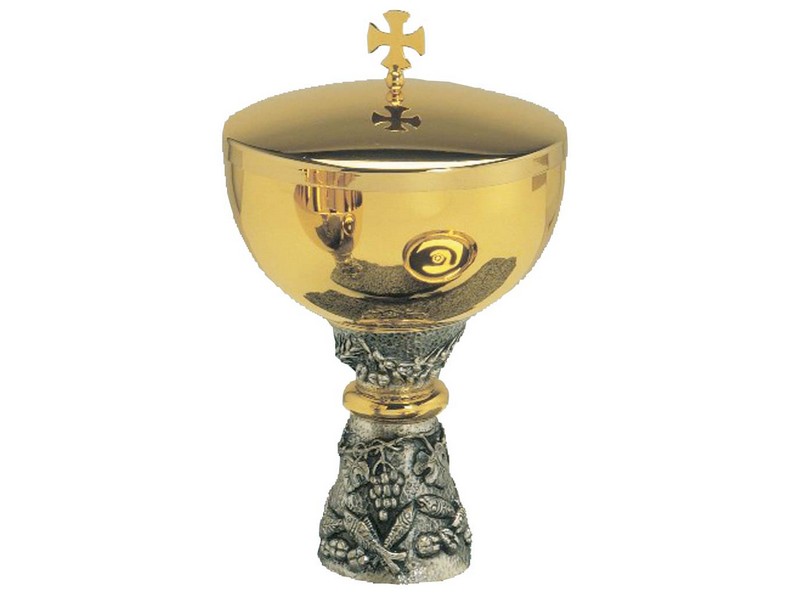 Ciborium vergoldet, mit Reliefdekor vers. H: 21 cm ø 14 cm Ciborium vergoldet, mit Reliefdekor vers. H: 21 cm ø 14 cm