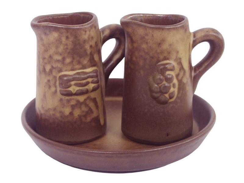 Messgarnitur, Keramik, braun, Kän 10,5cm, Teller ø 17cm *v* Messgarnitur, Keramik, braun, Kän 10,5cm, Teller ø 17cm *v*
