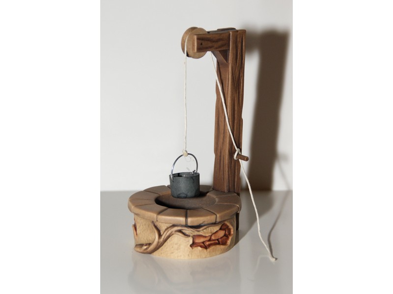 Ziehbrunnen mit Zinneimer für 12 cm Figuren lasiert Ziehbrunnen mit Zinneimer für 12 cm Figuren lasiert