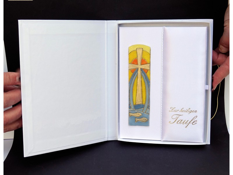 Taufbrief mit Relief 'Taufbrunnen und Fisch' Taufbrief mit Relief 'Taufbrunnen und Fisch'