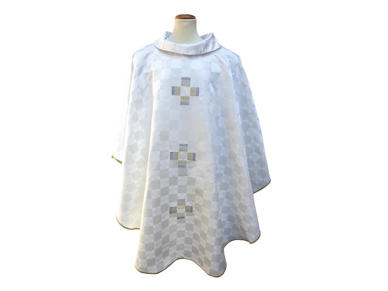 Kasel mit drei Kreuzen, Material Polyester, Farbe weiß Kasel mit drei Kreuzen, Material Polyester, Farbe weiß