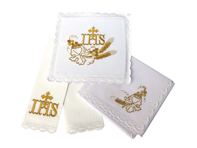 Kelchwäsche weiß mit IHS Stickerei in gold 4-teilig Kelchwäsche weiß mit IHS Stickerei in gold 4-teilig
