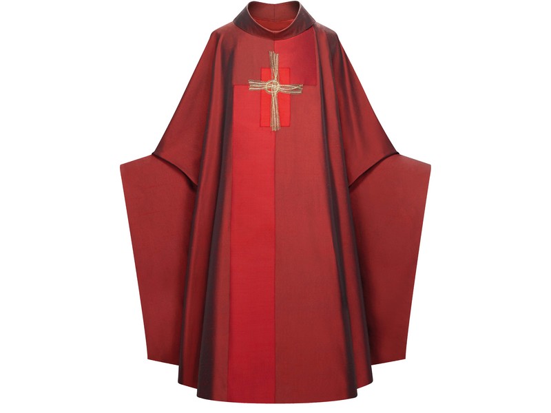 Kasel, rot, gefüttert, mit gesticktem Kreuz Kasel, rot, gefüttert, mit gesticktem Kreuz