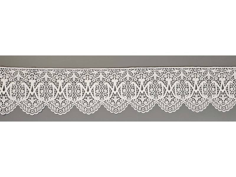 Makramee-Spitze mit Marienzeichen weiß H: 12 cm Makramee-Spitze mit Marienzeichen weiß H: 12 cm
